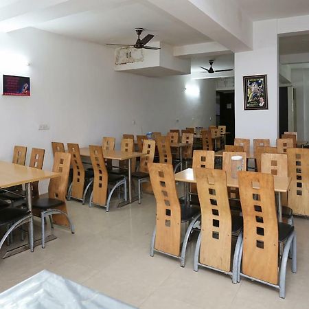 Oyo 13564 Near Prem Mandir Hotel Mathura Bagian luar foto
