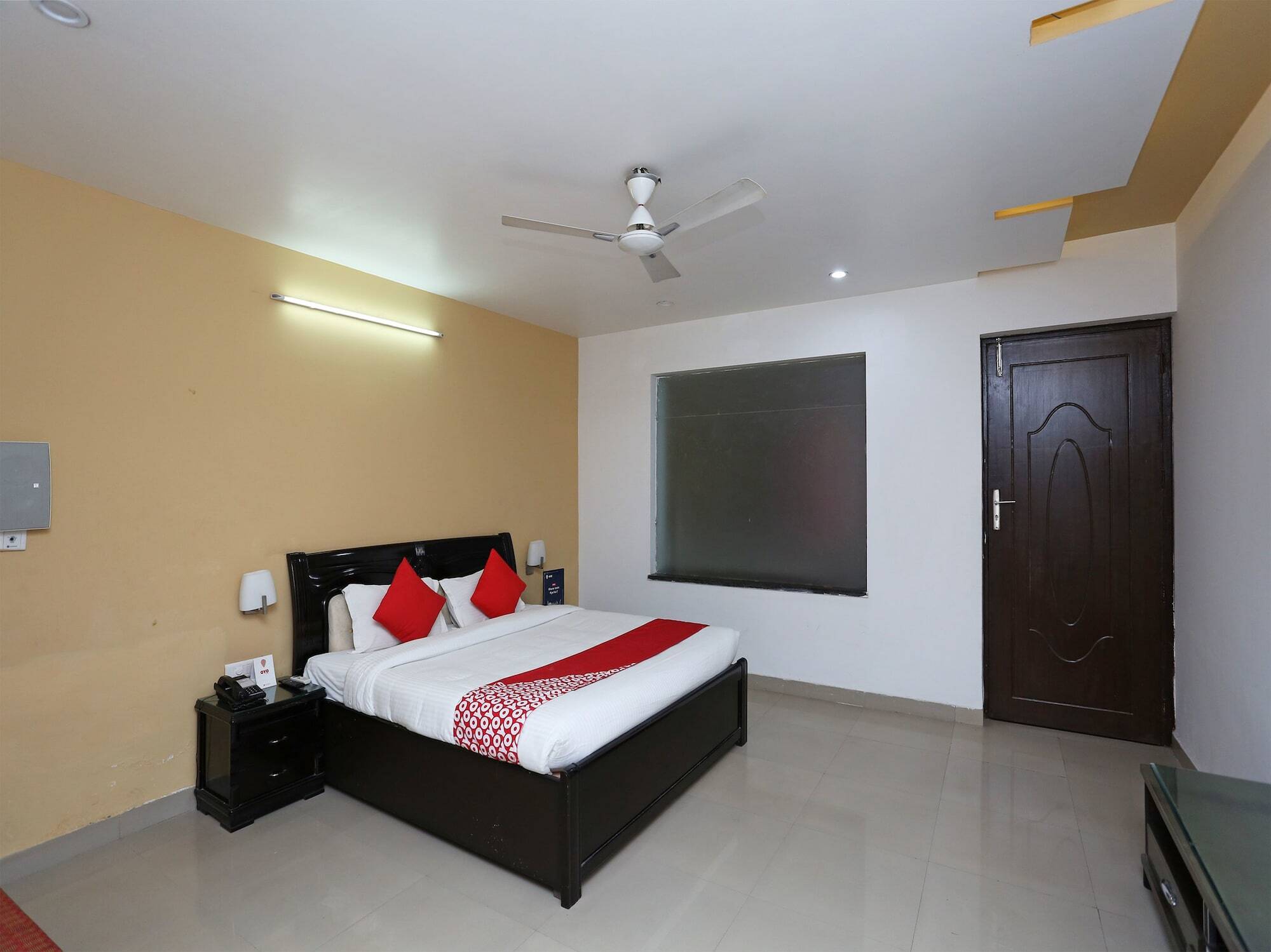 Oyo 13564 Near Prem Mandir Hotel Mathura Bagian luar foto