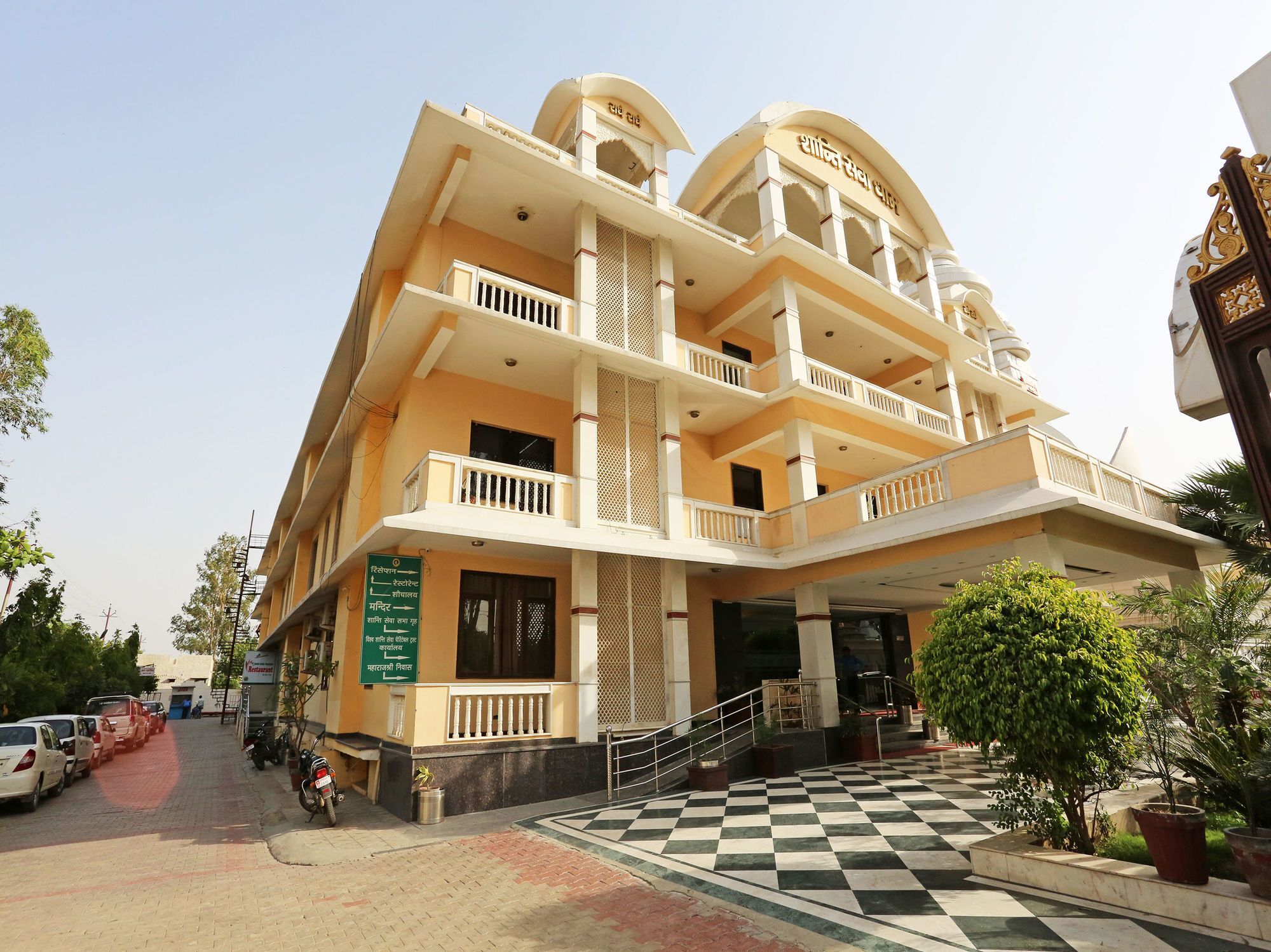 Oyo 13564 Near Prem Mandir Hotel Mathura Bagian luar foto